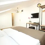 Riverside בית הארחה 4*