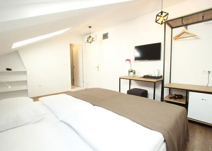 Riverside Πανσιόν 4*